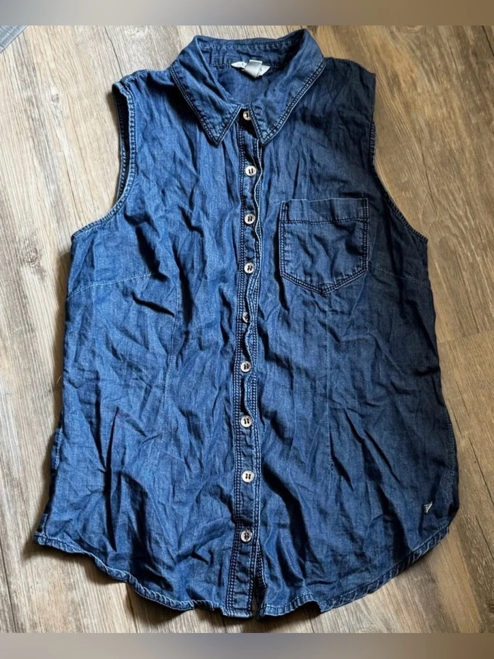 GUESS denim sleeveless button-down shirt - Picture 1 of 2